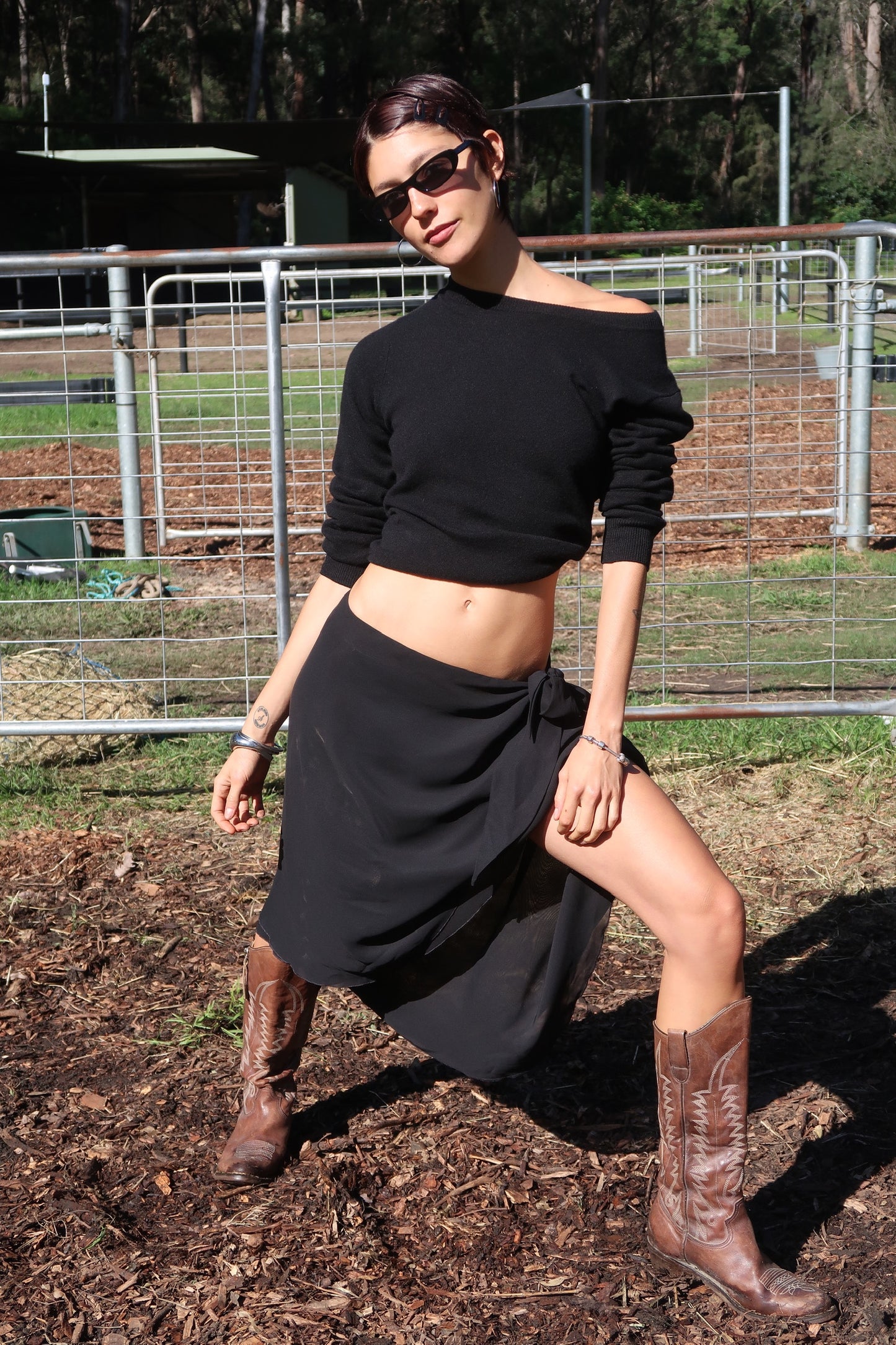 TIDE MIDI SKIRT - BLACK